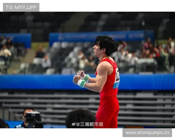 张博恒上场冷酷霸气，下了场穿拖鞋拎菜篮子——有钱人演邻家小哥？